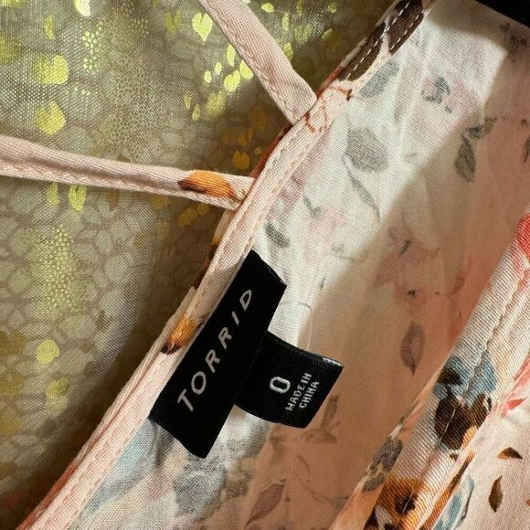 Torrid Light Pink Floral Criss Cross Back Flowy Handkerchief Hem Top 0/Large - Picture 5 of 6